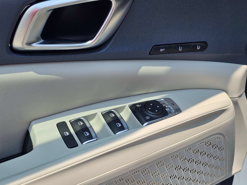 Certified 2025 Kia Carnival EX FWD image 17