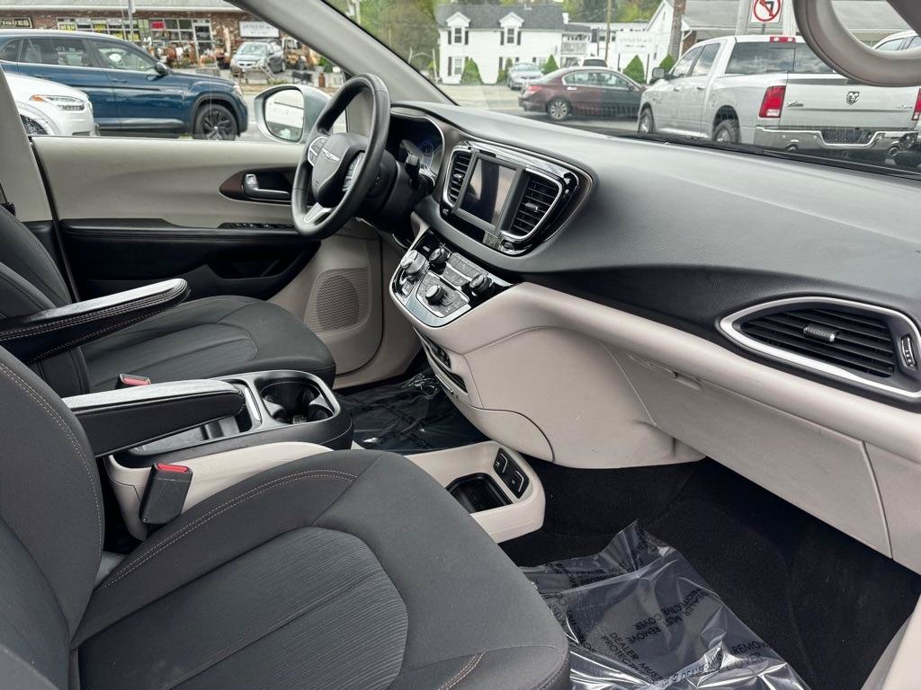 Used 2018 Chrysler Pacifica Touring Plus FWD image 16