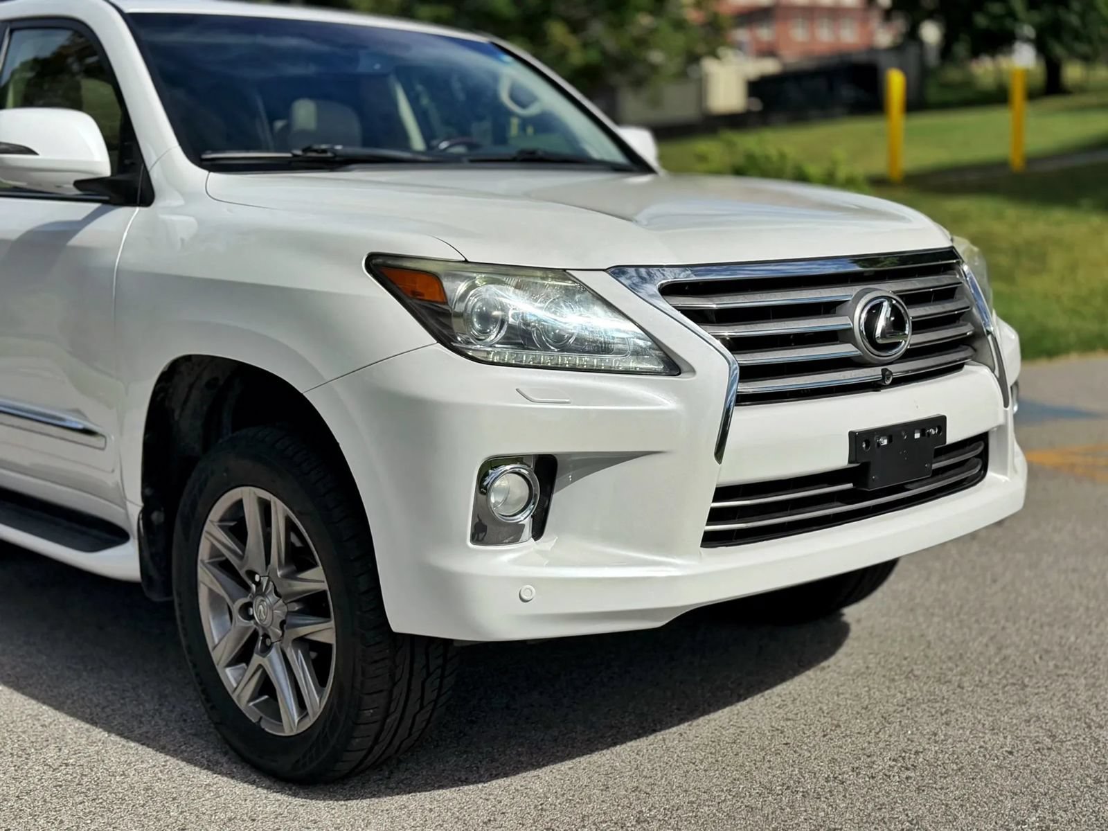Used 2013 Lexus LX 570 4WD w/ Luxury Pkg image 22
