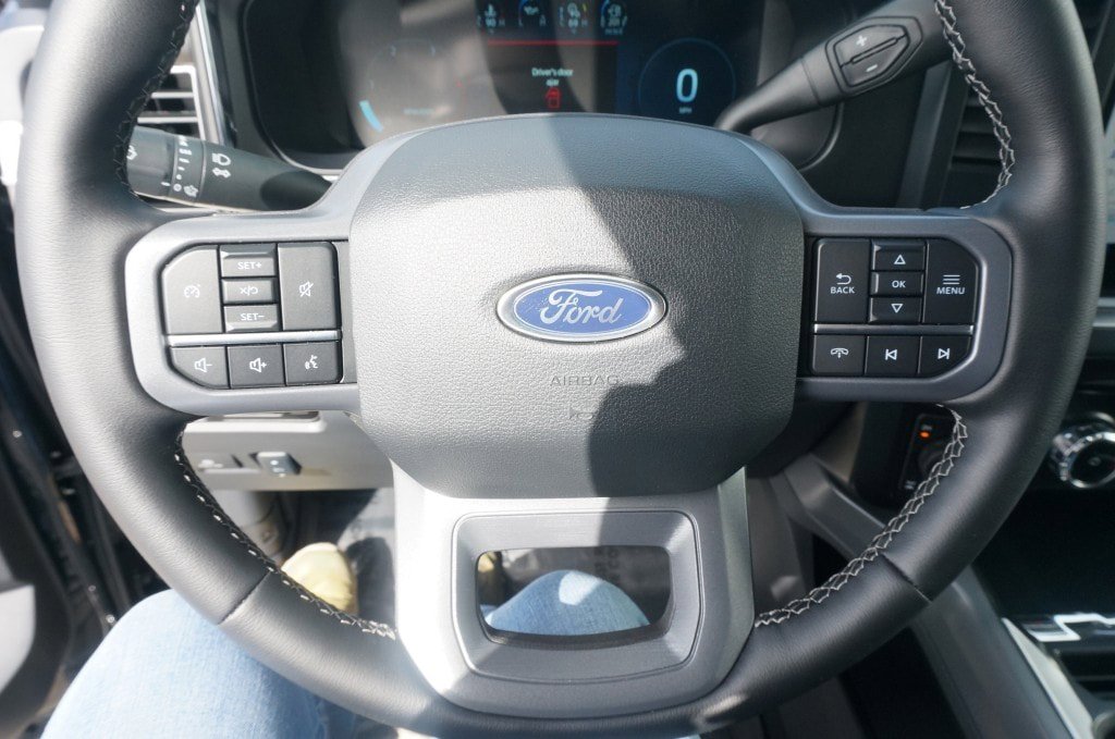 Used 2025 Ford F350 Lariat w/ Black Appearance Package AWD/4WD image 17