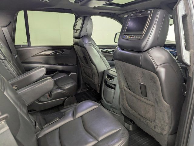 Used 2018 Cadillac Escalade Platinum image 31