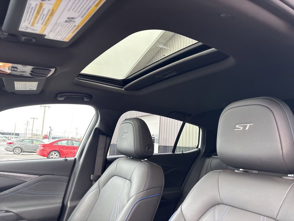 Used 2025 Buick Envista Sport Touring w/ Experience Buick Package image 14