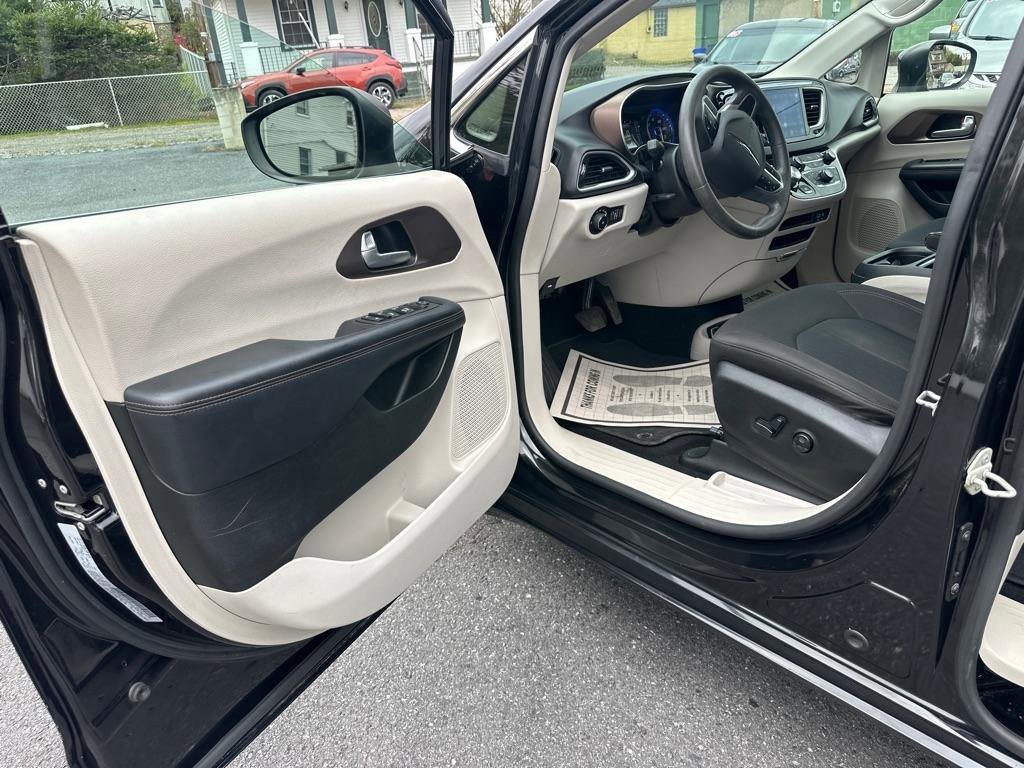 Used 2017 Chrysler Pacifica Touring Plus w/ Tire & Wheel Group image 21