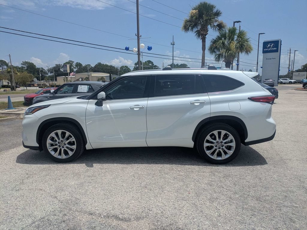 Used 2022 Toyota Highlander Limited FWD image 5