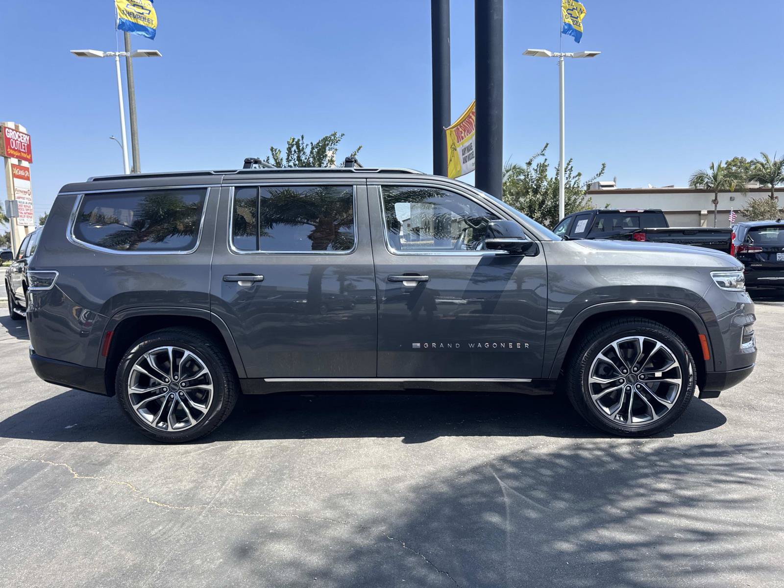 Used 2023 Jeep Grand Wagoneer Series III AWD/4WD image 4