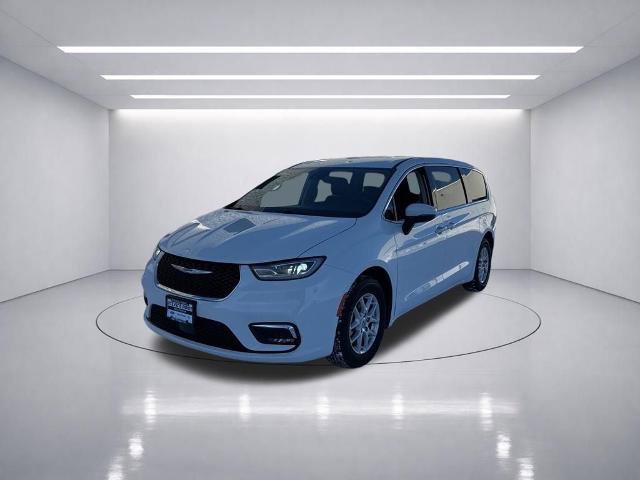 Used 2023 Chrysler Pacifica Touring-L image 3