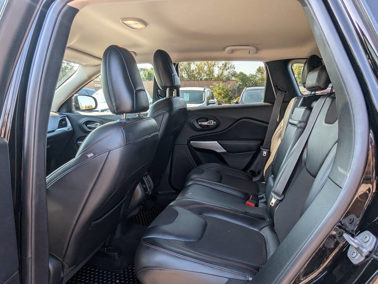 Used 2017 Jeep Cherokee Trailhawk w/ Cold Weather Group image 15