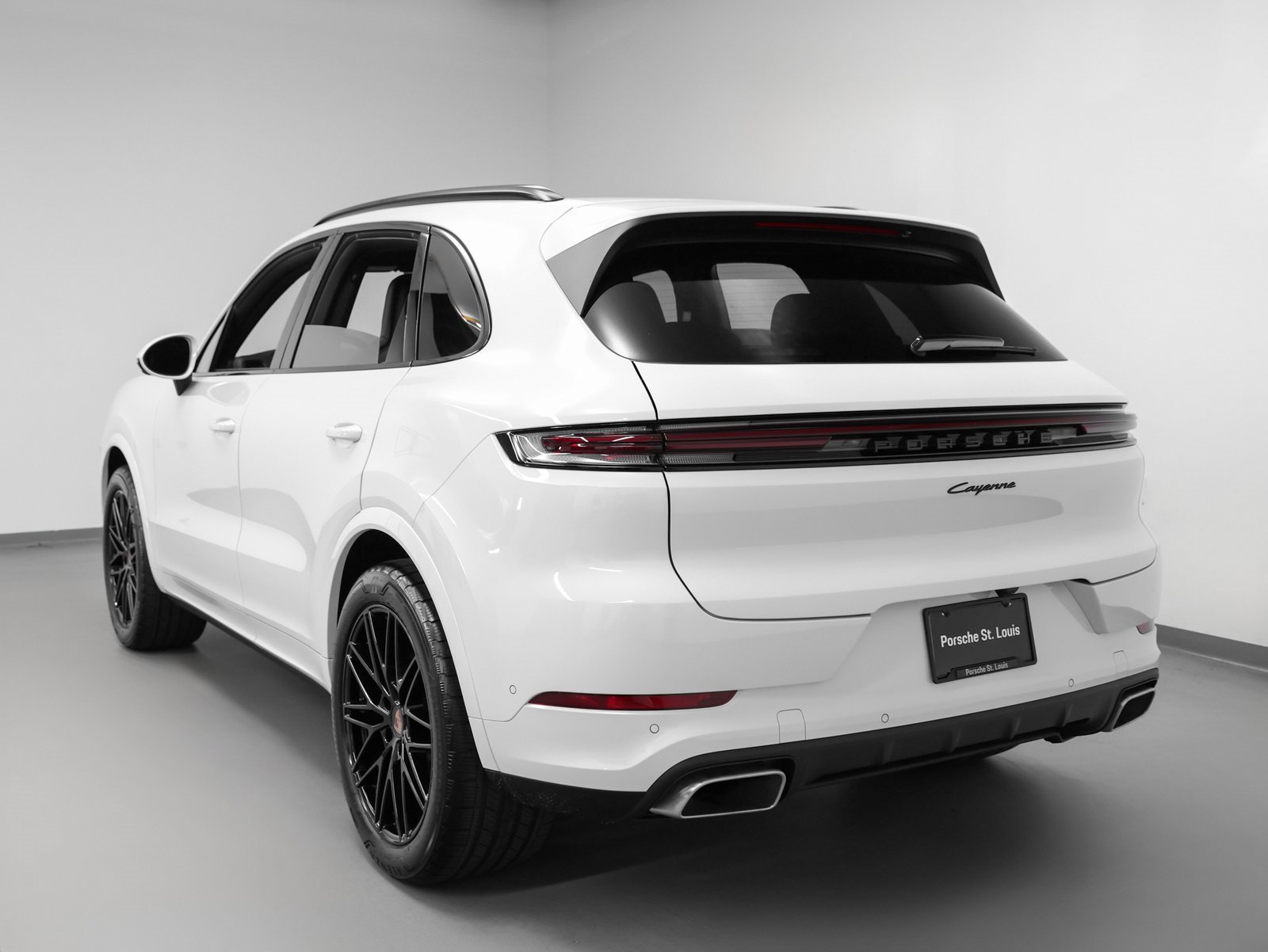 Used 2025 Porsche Cayenne image 3