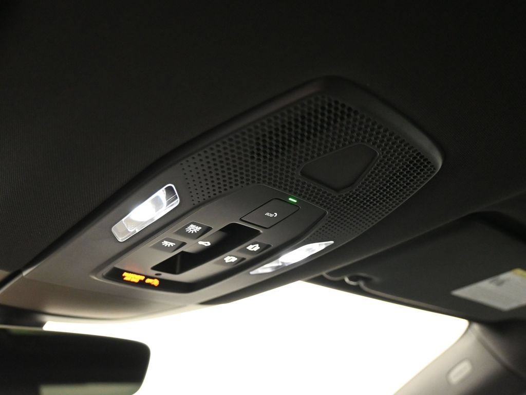 Certified 2025 Porsche Macan Electric RWD image 12