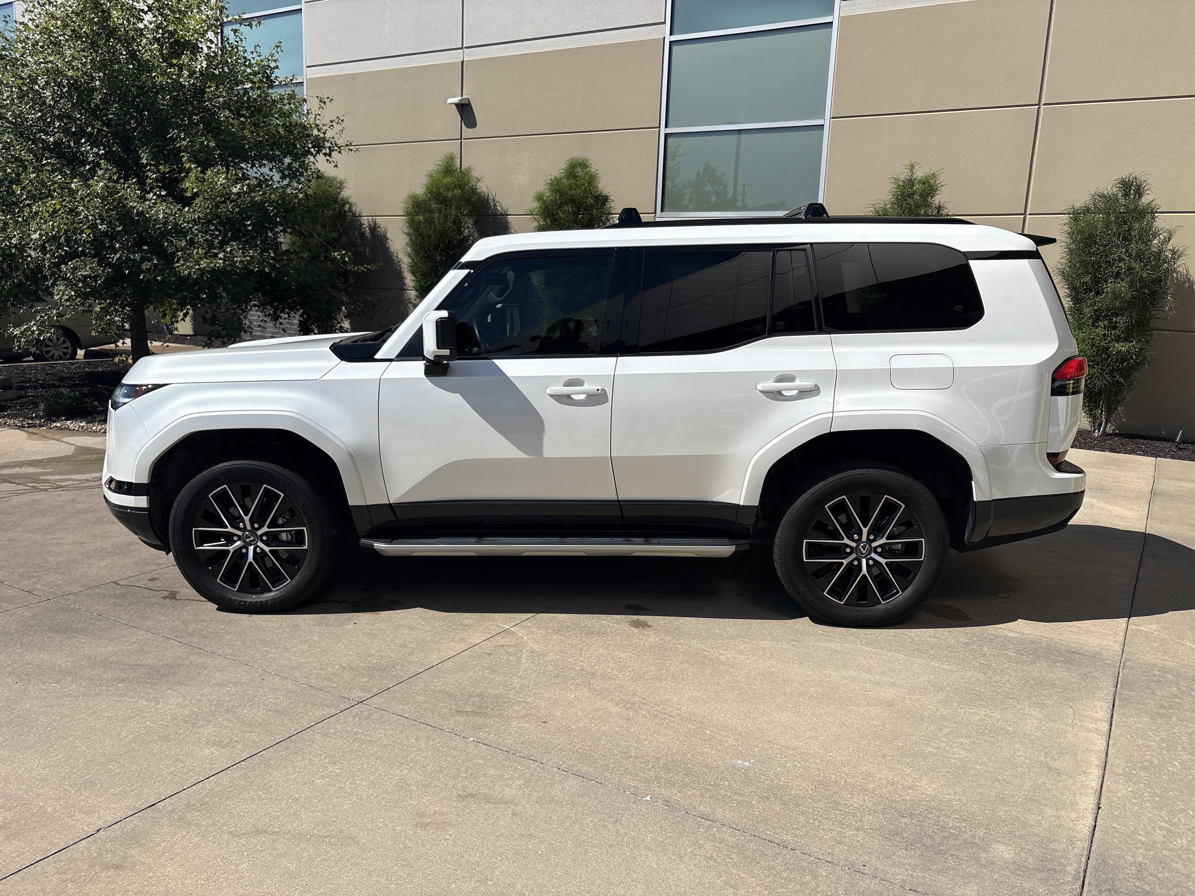 Used 2024 Lexus GX 550 w/ Accessory Package (2T) AWD/4WD image 26