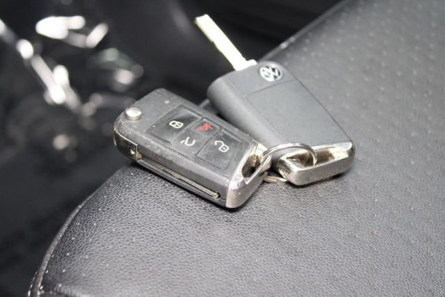 Used 2021 Volkswagen Tiguan SE w/ Panoramic Sunroof Package FWD image 12
