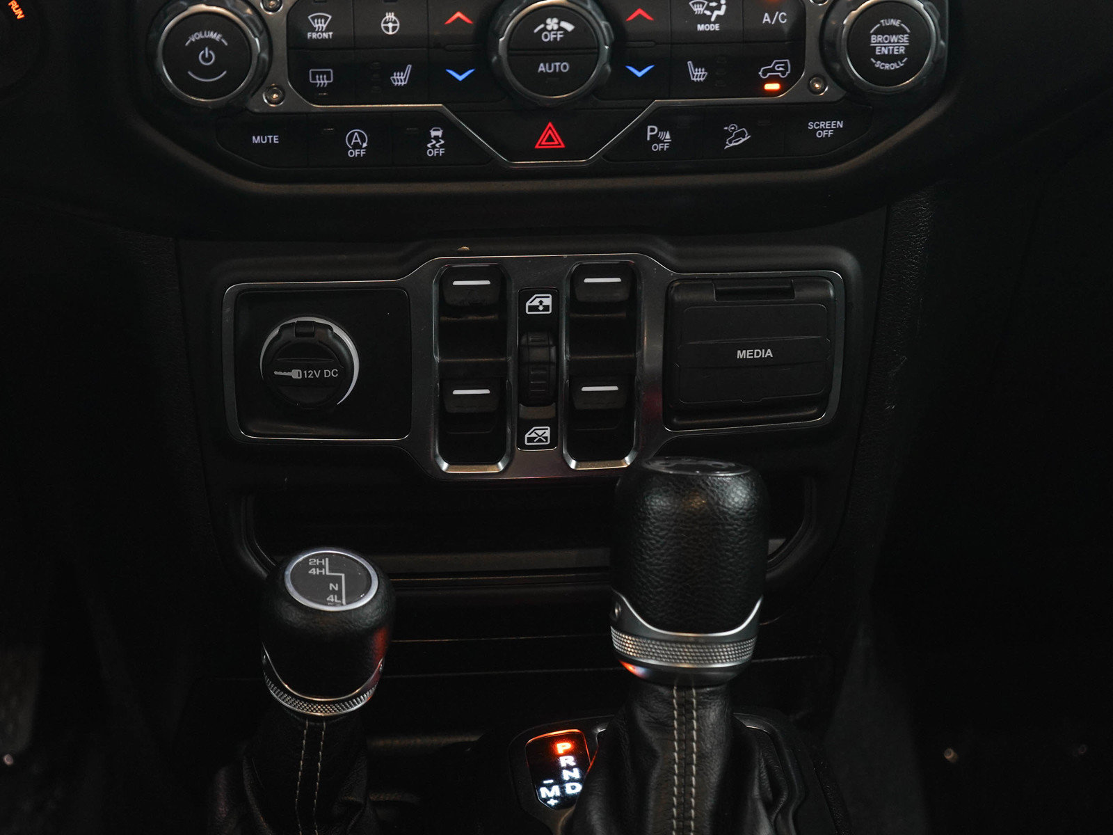 Used 2019 Jeep Wrangler Unlimited Sahara w/ Uconnect 4C Nav & Sound Group AWD/4WD image 18