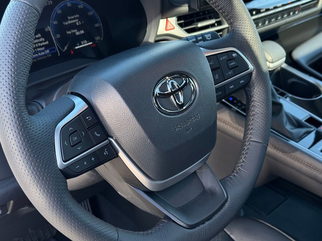 Used 2026 Toyota Sienna Platinum image 17