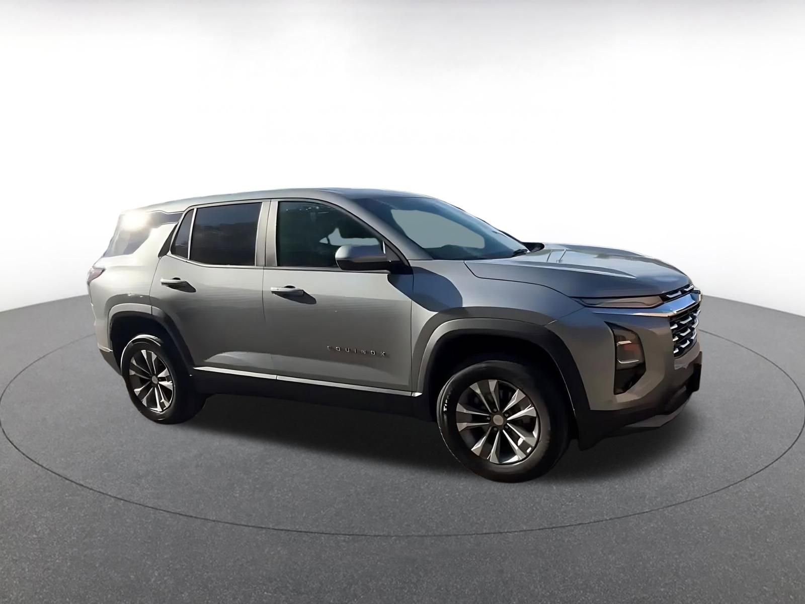 Used 2025 Chevrolet Equinox LT FWD image 2