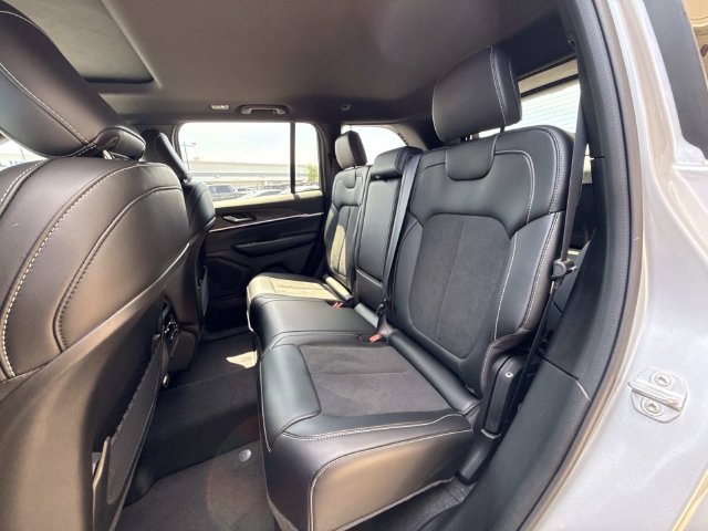 New 2026 Jeep Grand Cherokee Altitude AWD/4WD image 19