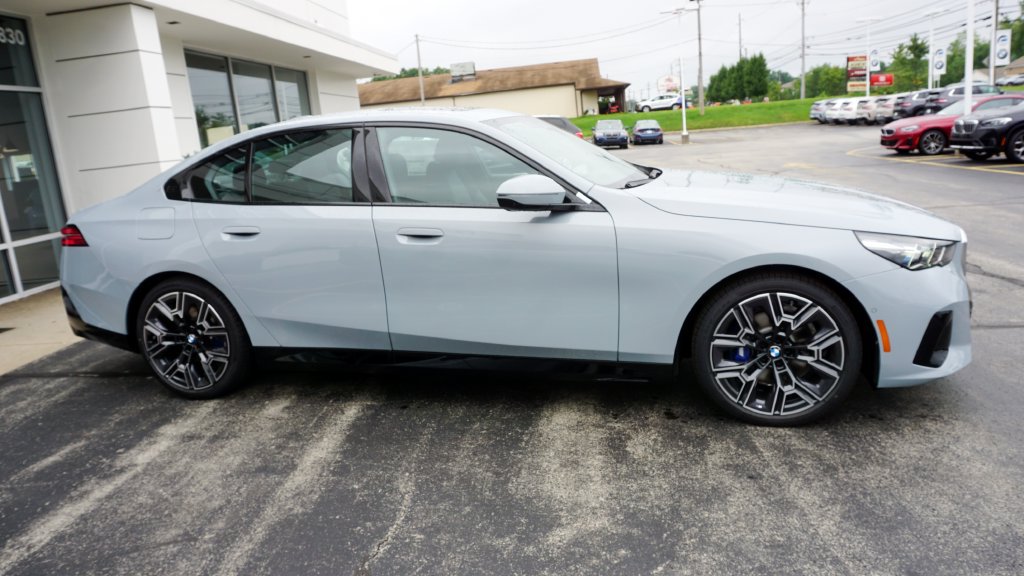 New 2027 BMW 530i xDrive w/ M Sport Package AWD/4WD image 4