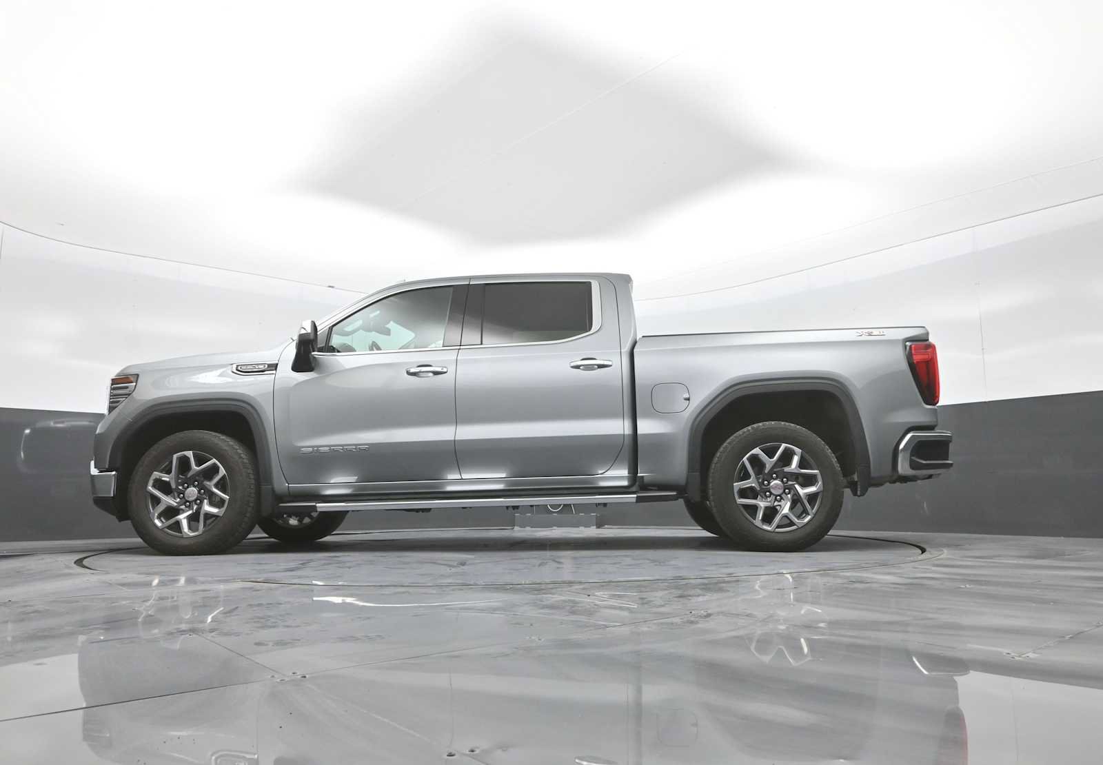 Used 2024 GMC Sierra 1500 SLT w/ SLT Premium Plus Package AWD/4WD image 44