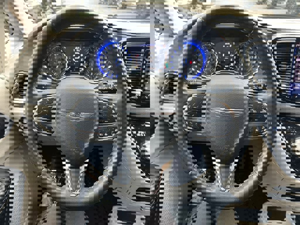 Used 2022 Chrysler Pacifica Touring-L image 15