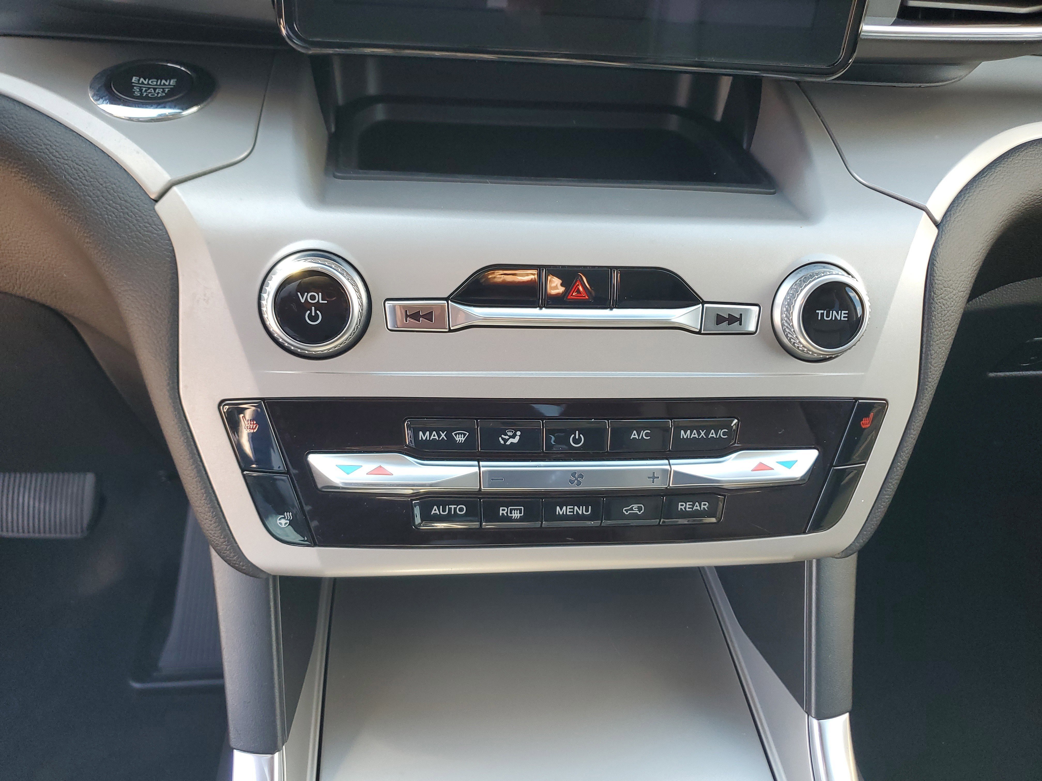 Used 2022 Ford Explorer XLT w/ Equipment Group 202A image 27