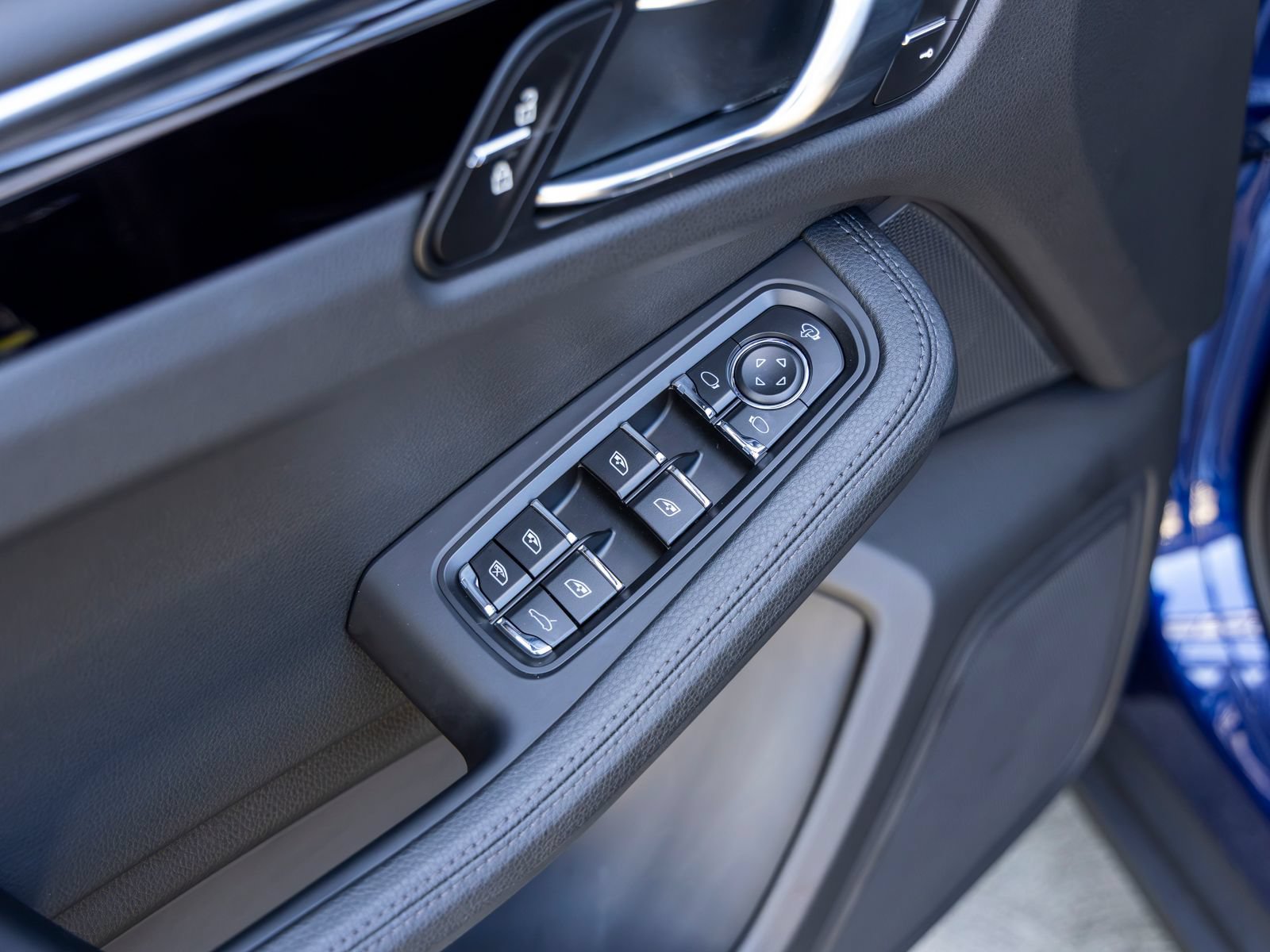 Certified 2026 Porsche Macan AWD/4WD image 27