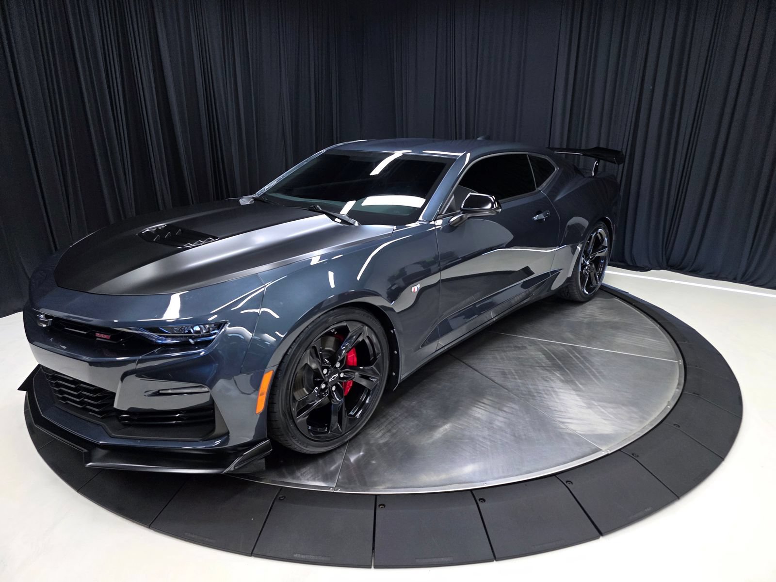 Used 2020 Chevrolet Camaro SS RWD image 9
