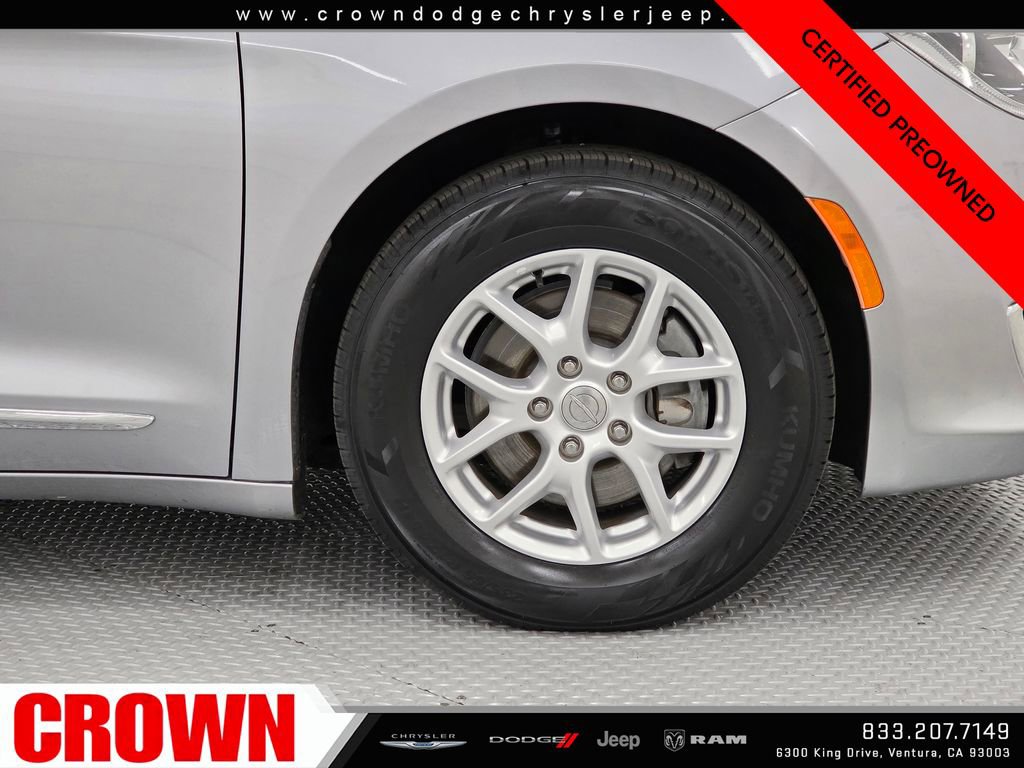 Certified 2020 Chrysler Pacifica Touring-L image 9