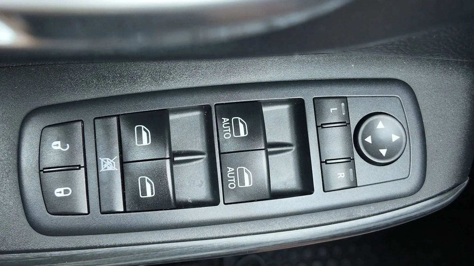 Used 2017 Jeep Cherokee Latitude w/ Cold Weather Group image 31