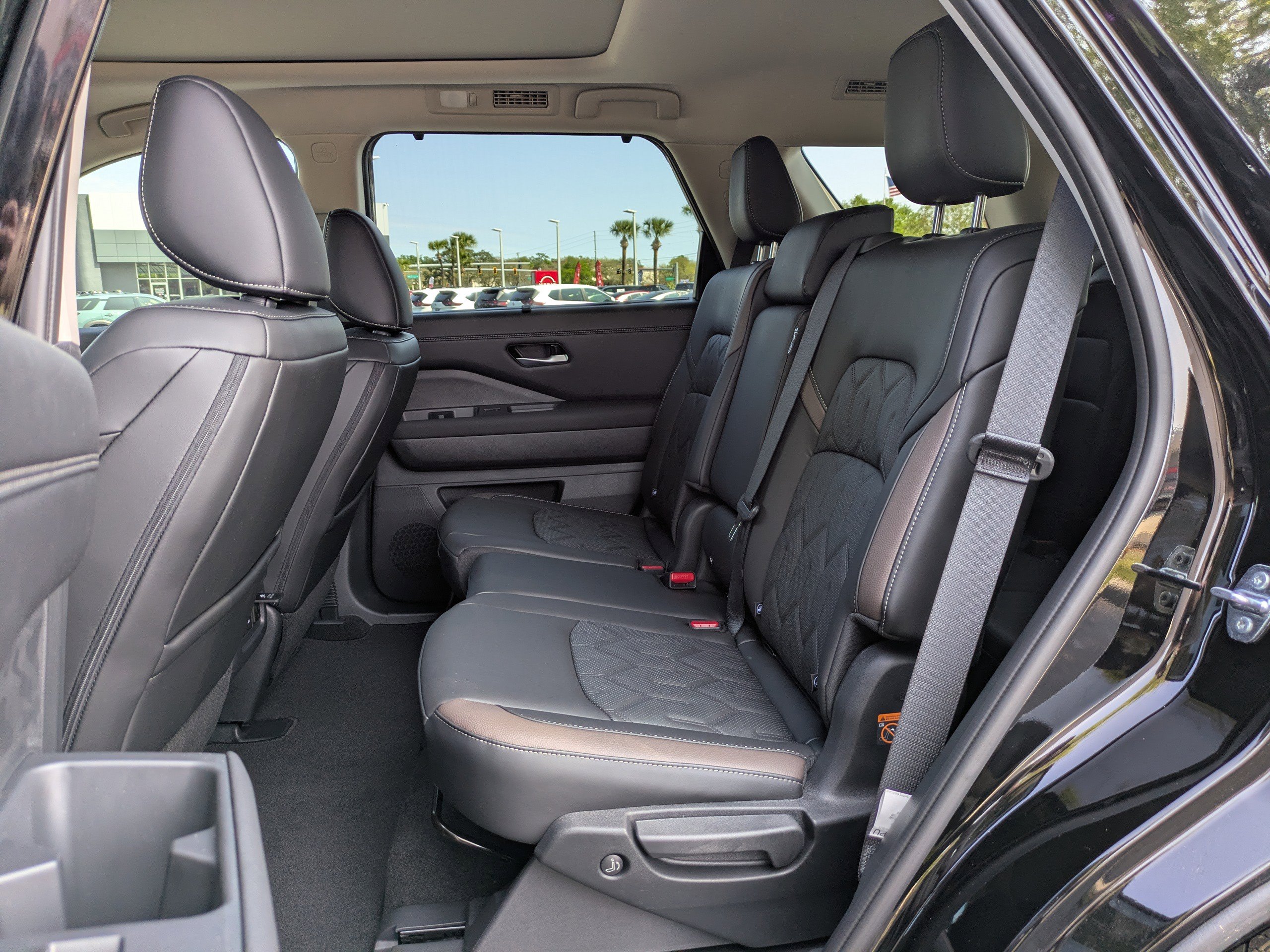 New 2026 Nissan Pathfinder Platinum FWD image 15