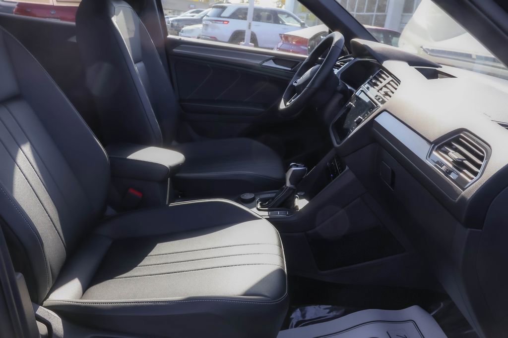 Used 2024 Volkswagen Tiguan SE R-Line image 36