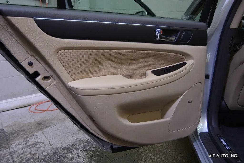 Used 2010 Hyundai Genesis 4.6 RWD image 9
