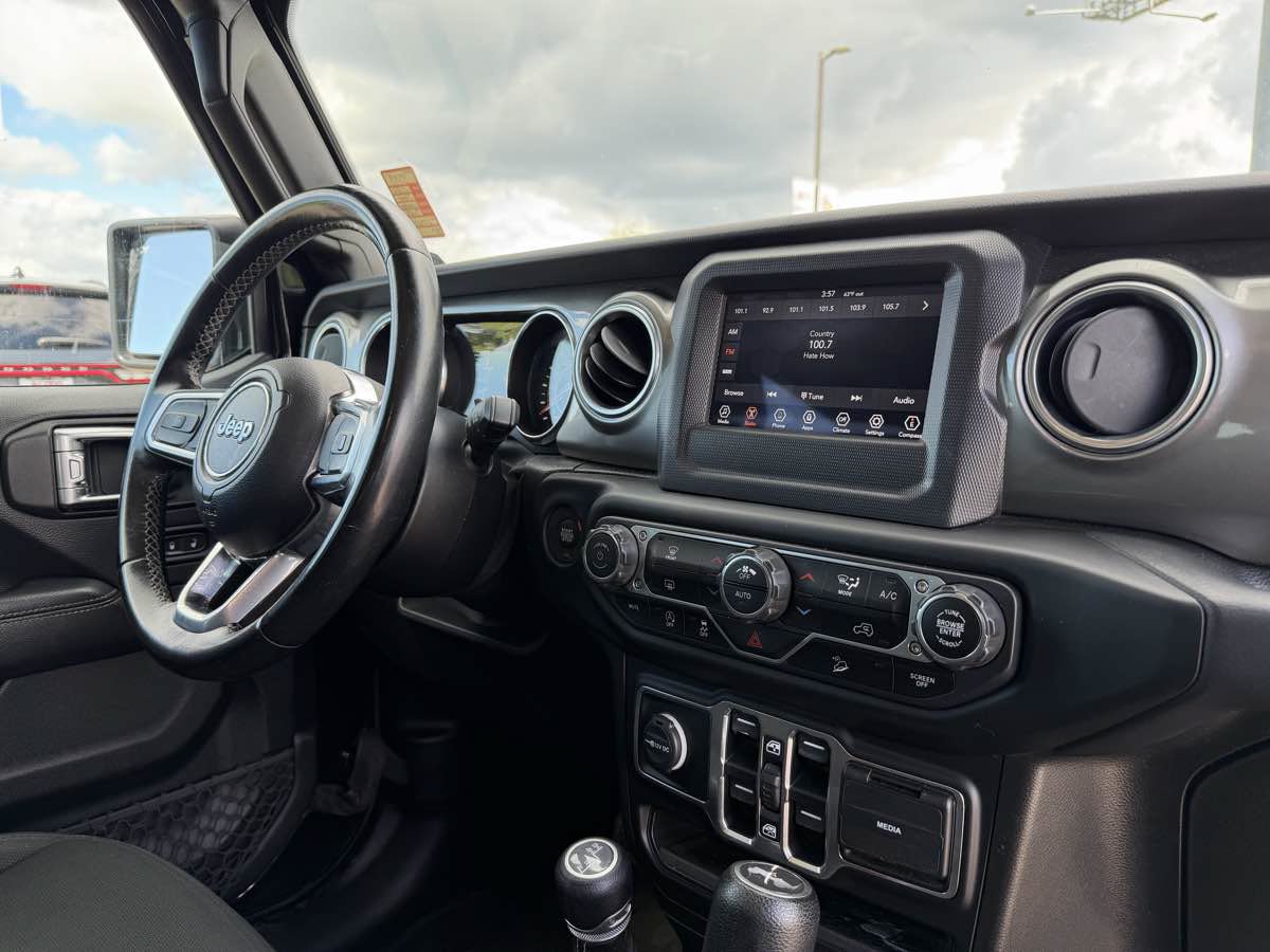 Used 2020 Jeep Wrangler Unlimited Sahara AWD/4WD image 19