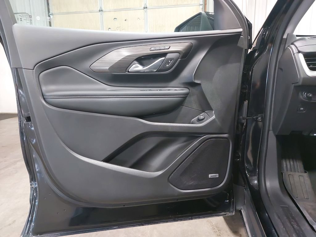 Used 2024 GMC Terrain SLT w/ Infotainment Package II image 28