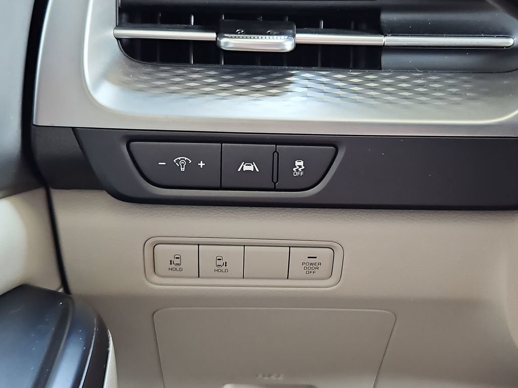Used 2024 Kia Carnival LX FWD image 16