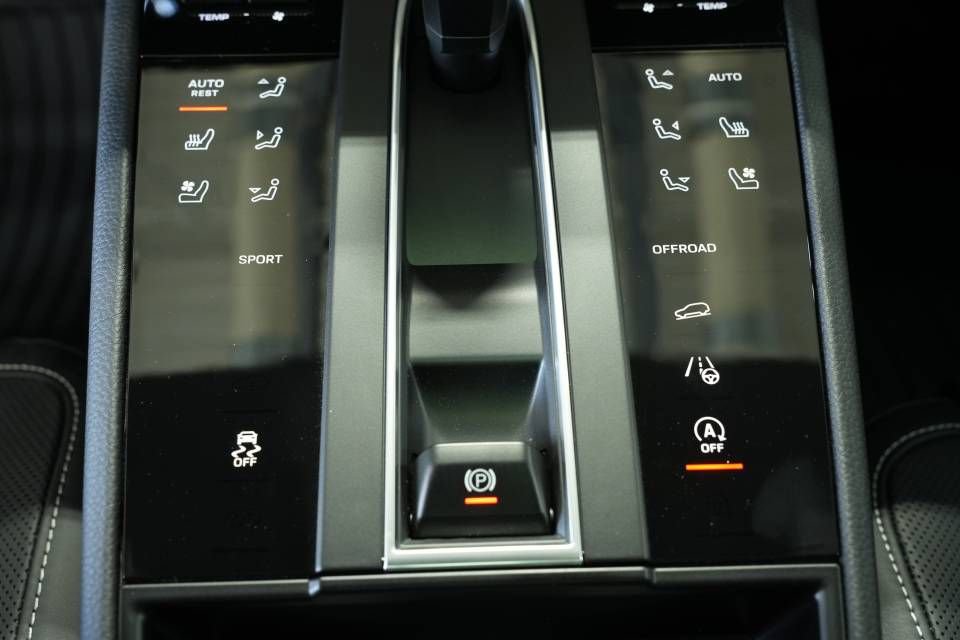 Certified 2025 Porsche Macan AWD/4WD image 22