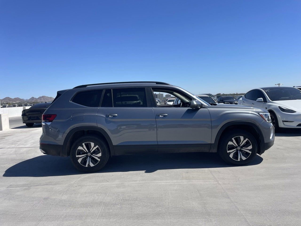 Used 2024 Volkswagen Atlas SE image 3