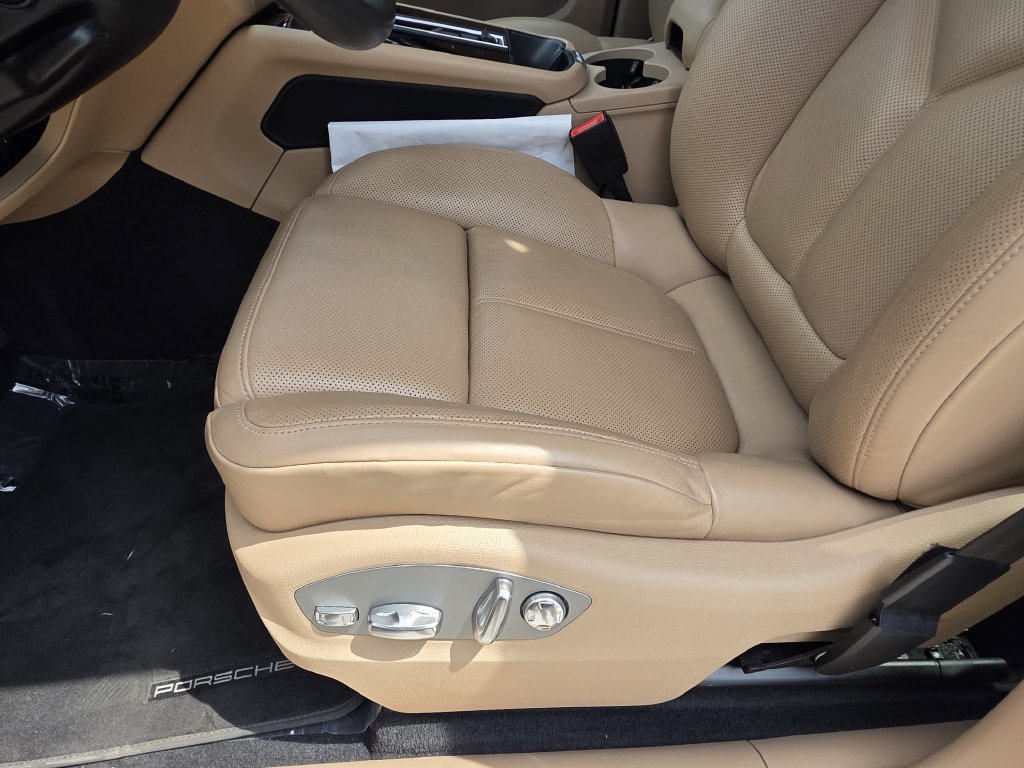 Certified 2024 Porsche Macan Turbo AWD/4WD image 25