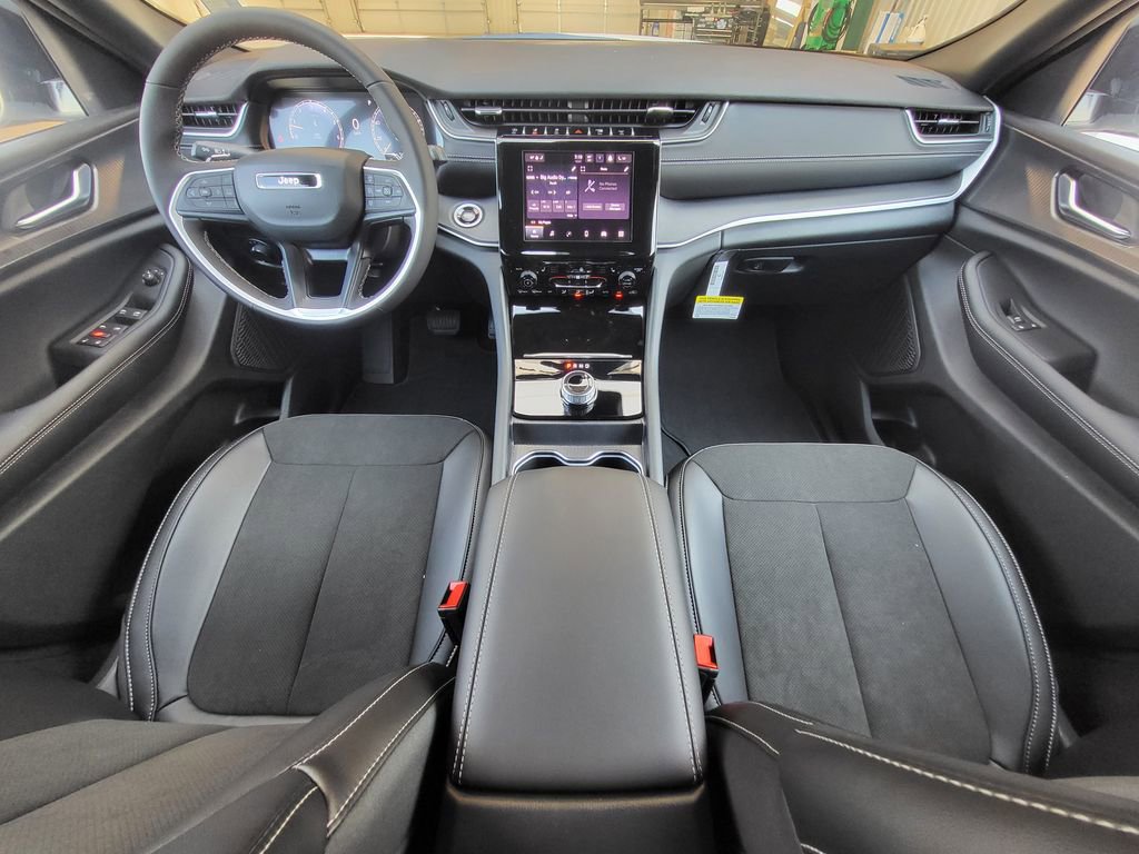 New 2025 Jeep Grand Cherokee Altitude image 24