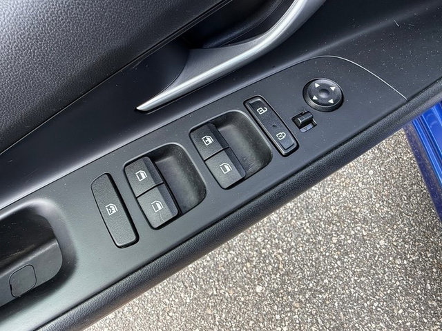 Used 2021 Hyundai Elantra SE image 12