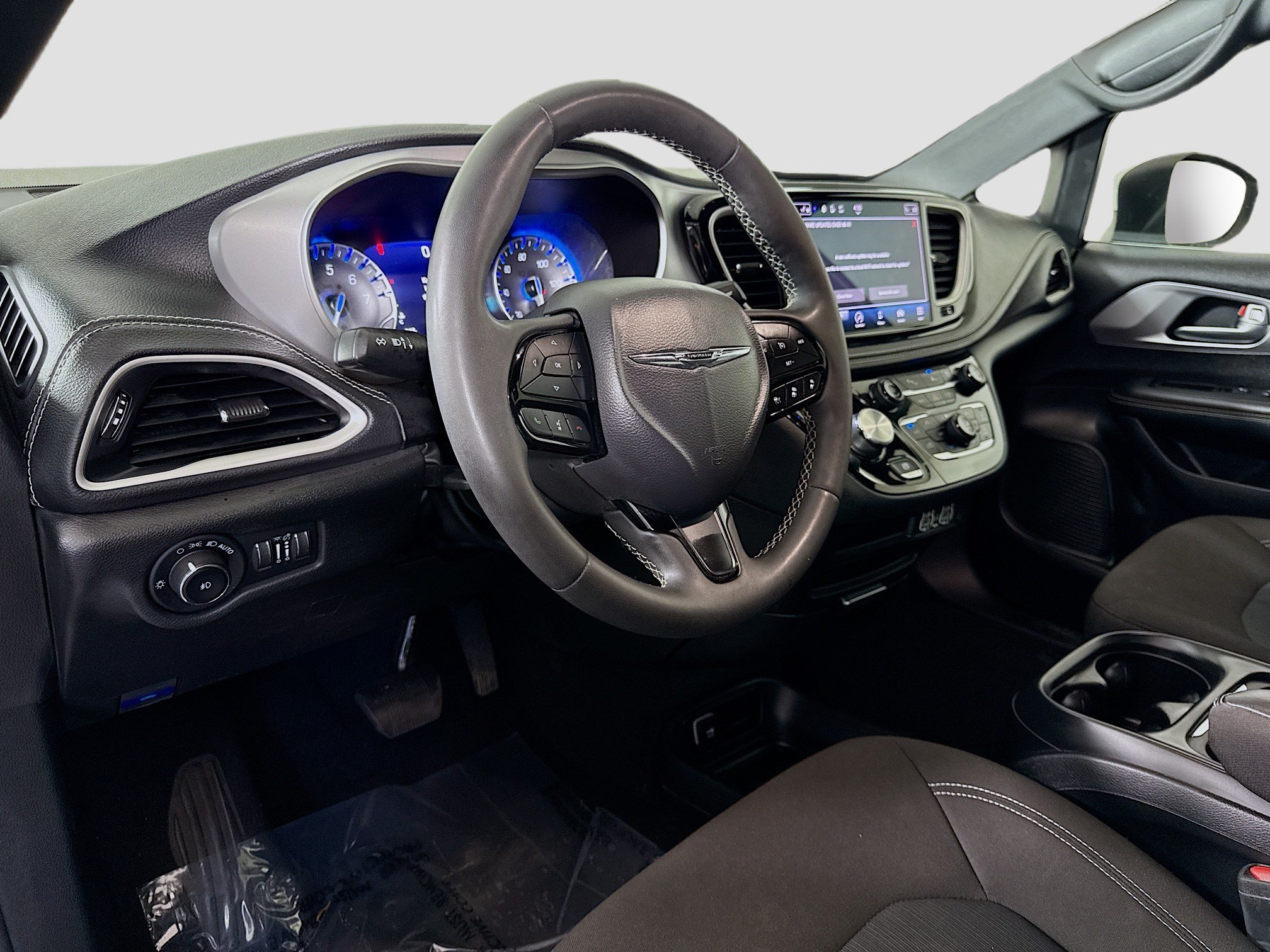 Used 2023 Chrysler Pacifica Touring FWD image 23