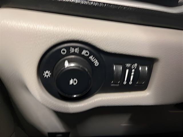 Used 2020 Chrysler Pacifica Touring-L FWD image 37
