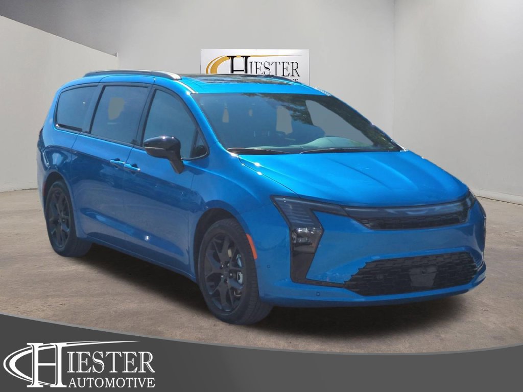 New 2027 Chrysler Pacifica Limited w/ Family Tech Group