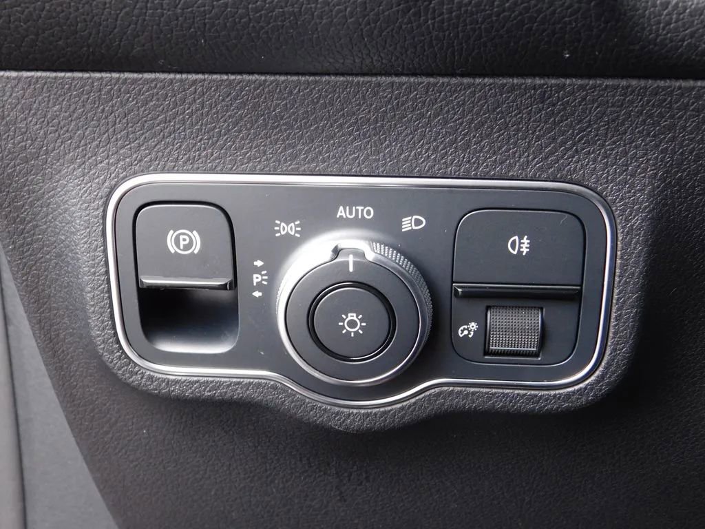 Used 2022 Mercedes-Benz EQB 350 4MATIC image 24