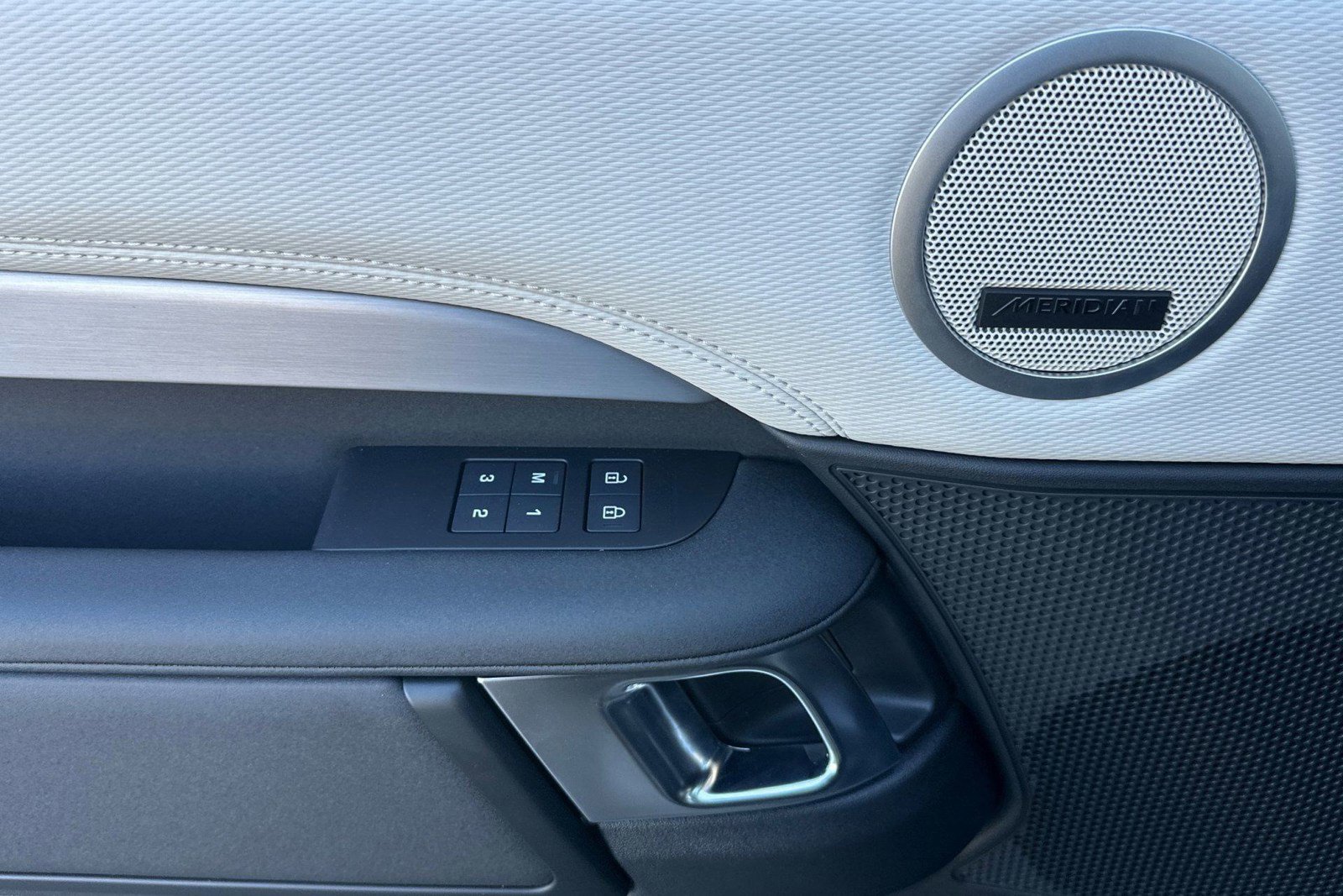 New 2026 Land Rover Discovery Limited Edition AWD/4WD image 13