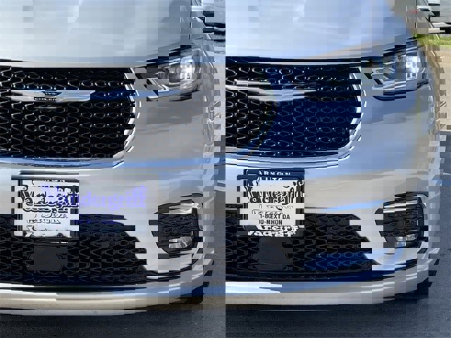 Used 2024 Chrysler Pacifica Touring-L image 7