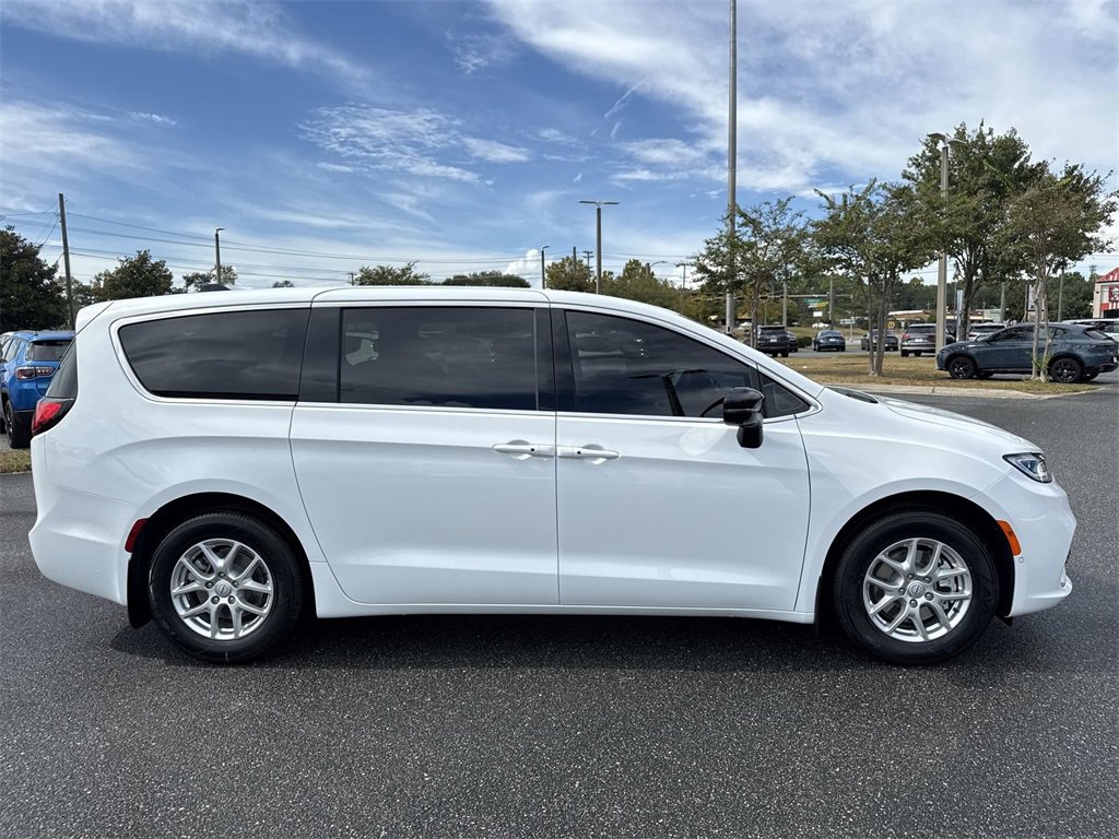 New 2026 Chrysler Pacifica Select image 2