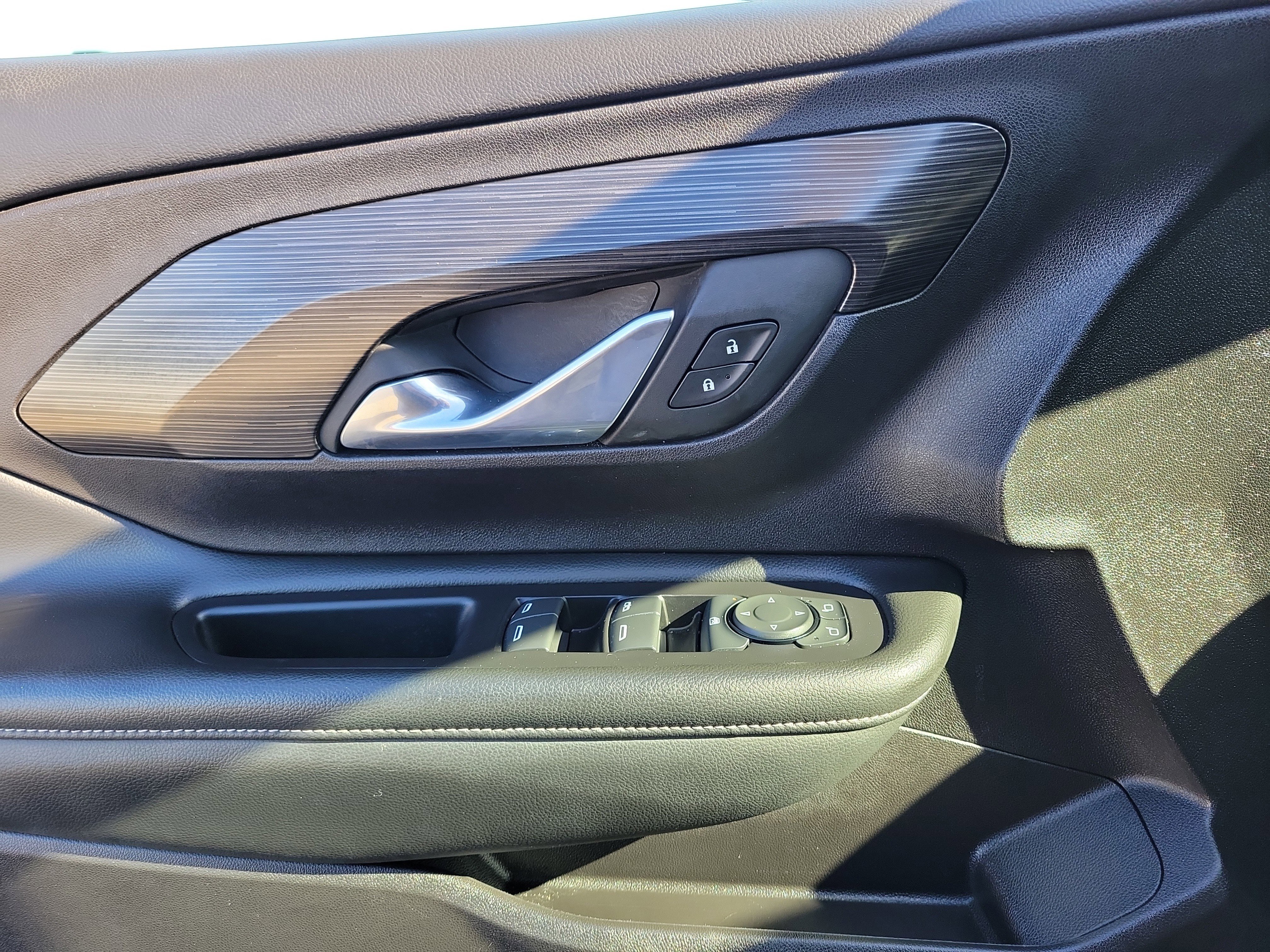 Used 2024 GMC Terrain SLE image 17