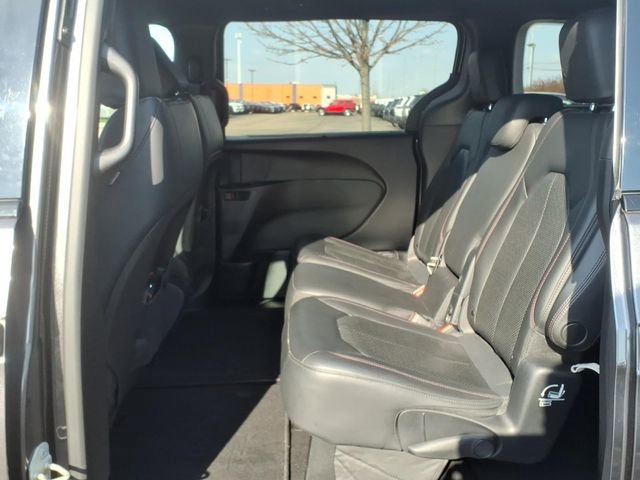 Certified 2020 Chrysler Pacifica Touring-L image 14