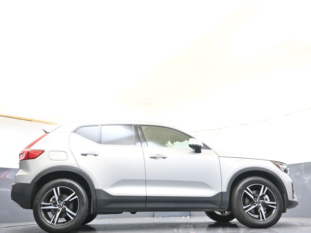 Certified 2025 Volvo XC40 B5 Core image 34