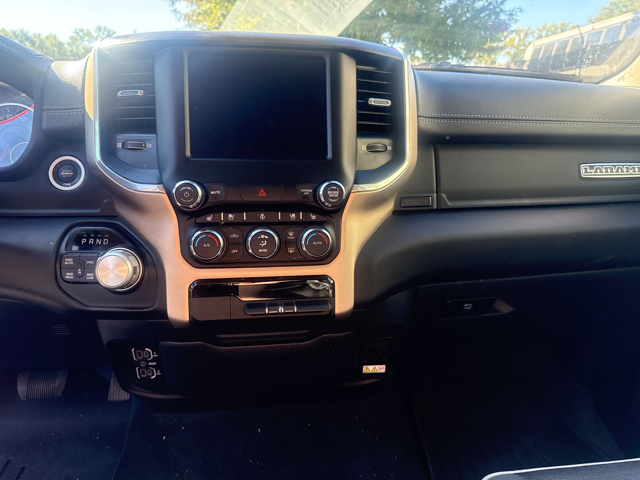 Used 2022 RAM 1500 Laramie AWD/4WD image 18