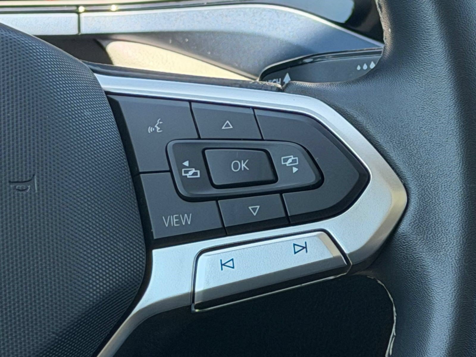 Certified 2022 Volkswagen Taos SE FWD image 16